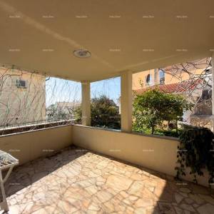 Ližnjan, uređena I kompletno namještena kuća sa garažom i konobom