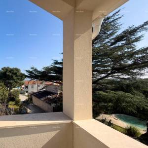 Ližnjan, uređena I kompletno namještena kuća sa garažom i konobom