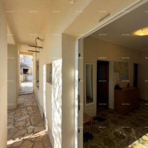 Ližnjan, uređena I kompletno namještena kuća sa garažom i konobom