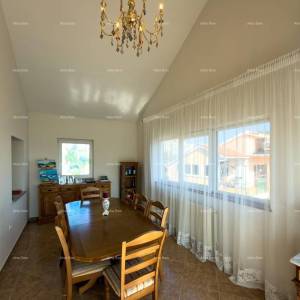 Ližnjan, uređena I kompletno namještena kuća sa garažom i konobom