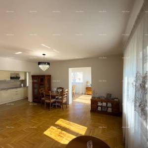 Ližnjan, uređena I kompletno namještena kuća sa garažom i konobom