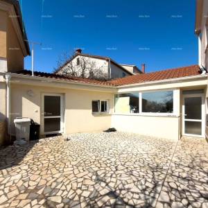 Ližnjan, uređena I kompletno namještena kuća sa garažom i konobom