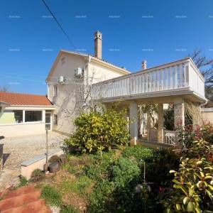 Ližnjan, uređena I kompletno namještena kuća sa garažom i konobom