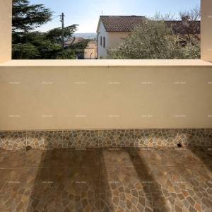 Ližnjan, uređena I kompletno namještena kuća sa garažom i konobom