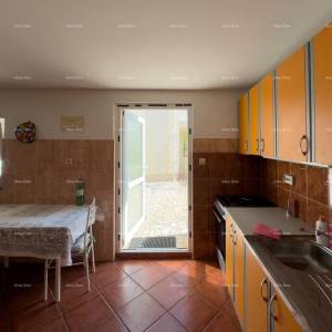 Ližnjan, uređena I kompletno namještena kuća sa garažom i konobom