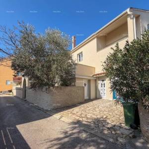 Ližnjan, uređena I kompletno namještena kuća sa garažom i konobom