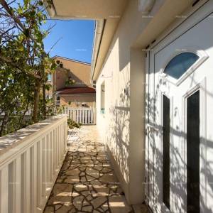 Ližnjan, uređena I kompletno namještena kuća sa garažom i konobom