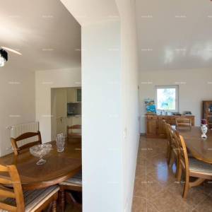 Ližnjan, uređena I kompletno namještena kuća sa garažom i konobom