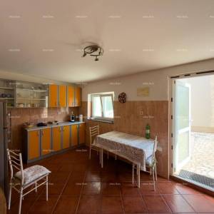 Ližnjan, uređena I kompletno namještena kuća sa garažom i konobom