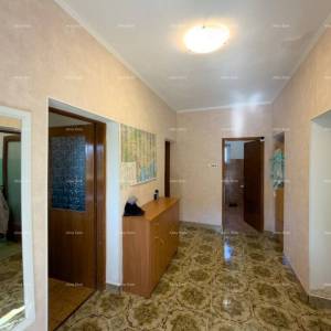 Ližnjan, uređena I kompletno namještena kuća sa garažom i konobom