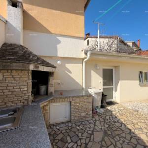 Ližnjan, uređena I kompletno namještena kuća sa garažom i konobom