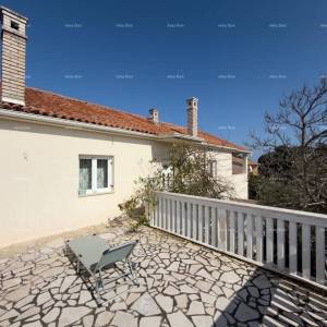 Ližnjan, uređena I kompletno namještena kuća sa garažom i konobom