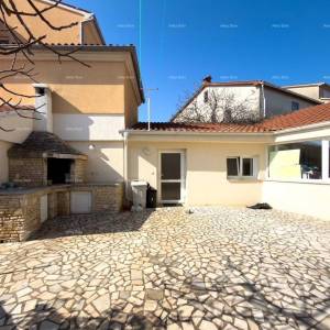 Ližnjan, uređena I kompletno namještena kuća sa garažom i konobom