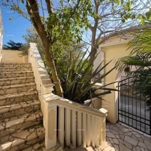 Ližnjan, uređena I kompletno namještena kuća sa garažom i konobom