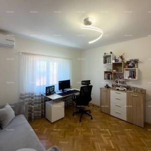 Ližnjan, uređena I kompletno namještena kuća sa garažom i konobom