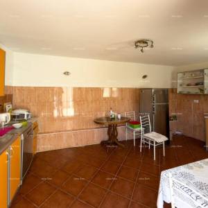 Ližnjan, uređena I kompletno namještena kuća sa garažom i konobom