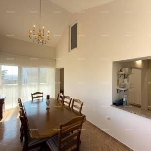 Ližnjan, uređena I kompletno namještena kuća sa garažom i konobom