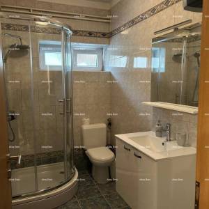 Ližnjan, uređena I kompletno namještena kuća sa garažom i konobom