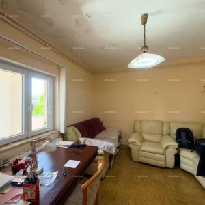 Ližnjan, uređena I kompletno namještena kuća sa garažom i konobom