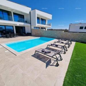 Luksuzna kuća s bazenom u srcu Istre.