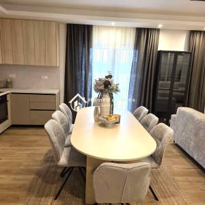 Luksuzna namještena  Villa s bazenom ,okućnicom i panoramskim pogledom