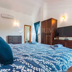 Malinska, samostojeća kuća s bazenom i pogledom na more!