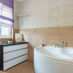 Malinska, samostojeća kuća s bazenom i pogledom na more!