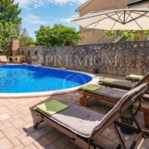 Malinska, samostojeća kuća s bazenom i pogledom na more!