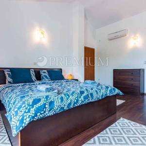 Malinska, samostojeća kuća s bazenom i pogledom na more!