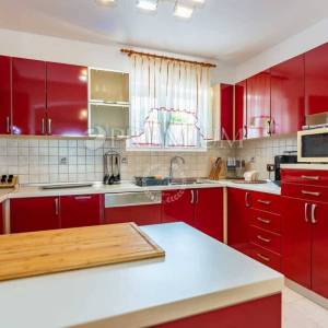 Malinska, samostojeća kuća s bazenom i pogledom na more!