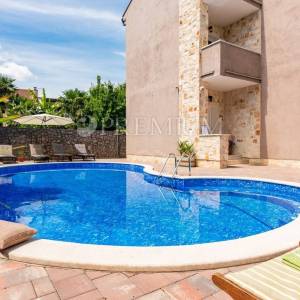 Malinska, samostojeća kuća s bazenom i pogledom na more!