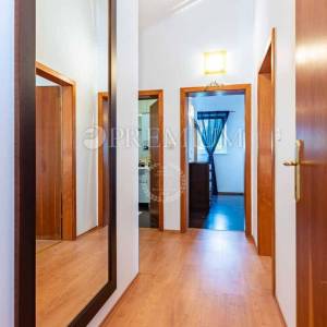 Malinska, samostojeća kuća s bazenom i pogledom na more!