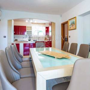 Malinska, samostojeća kuća s bazenom i pogledom na more!