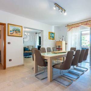 Malinska, samostojeća kuća s bazenom i pogledom na more!