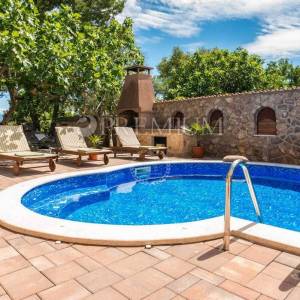 Malinska, samostojeća kuća s bazenom i pogledom na more!