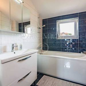 Malinska, samostojeća kuća s bazenom i pogledom na more!