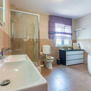 Malinska, samostojeća kuća s bazenom i pogledom na more!