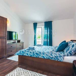 Malinska, samostojeća kuća s bazenom i pogledom na more!