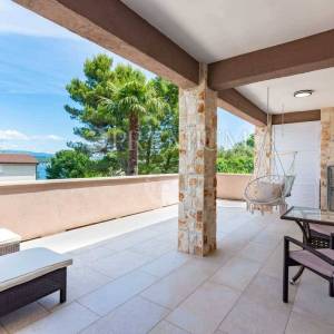 Malinska, samostojeća kuća s bazenom i pogledom na more!