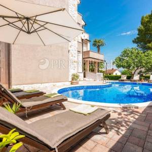 Malinska, samostojeća kuća s bazenom i pogledom na more!