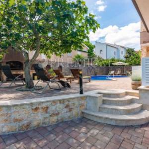 Malinska, samostojeća kuća s bazenom i pogledom na more!