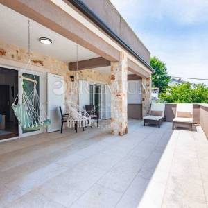 Malinska, samostojeća kuća s bazenom i pogledom na more!