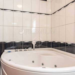 Malinska, samostojeća kuća s bazenom i pogledom na more!