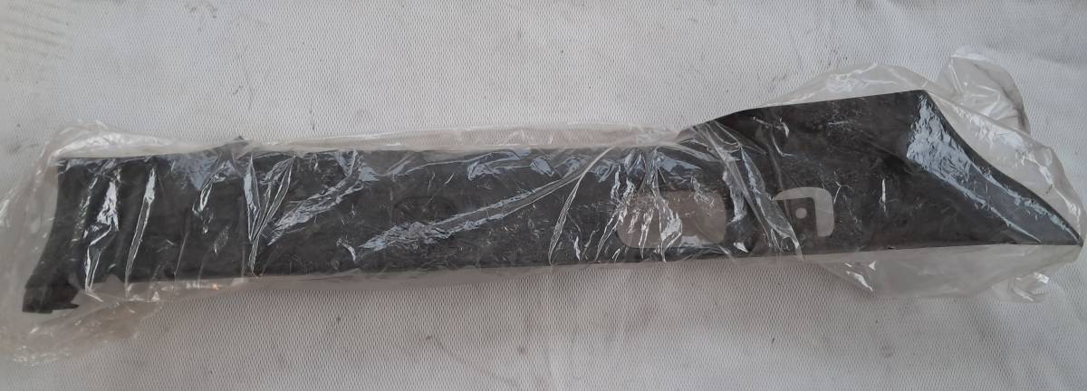 MAZDA 6 - Desna obloga nosača stražnje police prtljažnika NOVO !!!