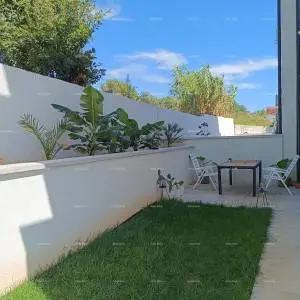 Medulin, Stan u prizemlju, 36 m2 sa vrtom od 60 m2. I garažom i SPREMIŠTEM.Blizina trgovačkog centra Lidl