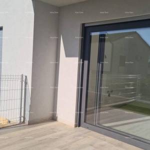 Moderan  apartman u bloku D s dva parkirna mjesta, blizina Umaga!