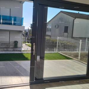 Moderan  apartman u bloku D s dva parkirna mjesta, blizina Umaga!