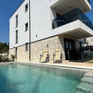 Moderna kuća s bazenom u Medulinu, idealna za obitelj ili investiciju!