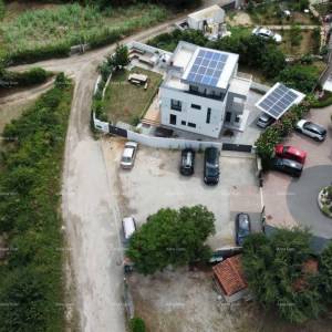 Moderna vila u Istri s pogledom na more, krovnom terasom i uređenim vrtom – 800 m od plaže