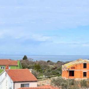 Moderna vila u Istri s pogledom na more, krovnom terasom i uređenim vrtom – 800 m od plaže